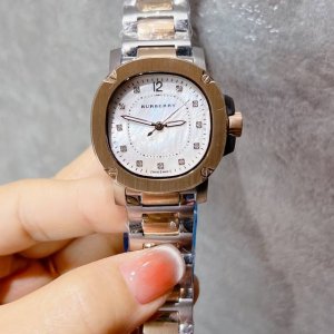 白壳 枚金 钻圈40 巴宝莉burberry全新 The Britain英伦风尚系列女表，D独特的圆边八角形和与众不同的螺栓设计，完美演绎了burberry 腕