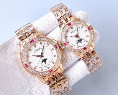 白钻 金钻 一劳永逸 经典永恒 最新力作劳力士 Rolex 经典系列情侣机械月相腕表登场 鼎力推荐确认过眼神，只送对的人！ 机芯 采用瑞士2824-2定制机芯，