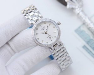 白壳 ，金壳 ，钻30 浪琴-Longines 简约大气女款 进口石英机芯 矿物质玻璃镜面 316L精钢表壳 直径28Mm厚8Mm 该款腕表备受女性喜爱，在不同