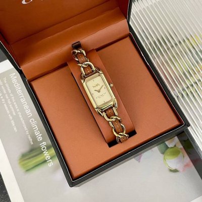 独家新款批 原单Coach 蔻驰Cadie小方糖，小香款石英手表女表，明星同款推荐，表盘经典马车Logo元素，复古马鞍型方盘，高级优雅，精致皮穿链表带，型号：1