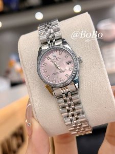 新款推荐 劳力士 28Mm精致小表螺旋后盖 爆款推荐 设计显出独特高贵优雅女神气质!316精钢搭配蝴蝶扣,不显浮华的风格广受女神喜爱,逐渐深刻人心,工艺精湛,糅 新款推荐 劳力士 28Mm精致小表螺旋后盖 爆款推荐 设计显出独特高贵优雅女神气质!316精钢搭配蝴蝶扣,不显浮华的风格广受女神喜爱,逐渐深刻人心,工艺精湛,糅