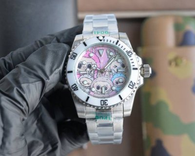 rolex&Labubu 联名款“布布”限量发行 字面采用多色油彩表面加上搪瓷使字面更加光亮，40Mm搭载机械自动机芯，整表904L精钢搭配，腕表尺寸40X12