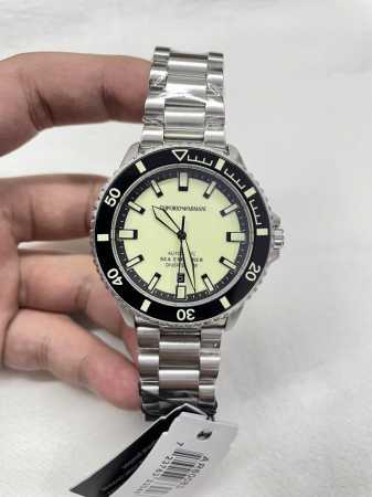 深海之光 无畏征途 Ar60083 阿玛尼42.5Mm机械潜水表 以专业姿态探索未知之境 全夜光字面+夜光刻度圈口，漆黑深海亦能清晰读时 白钢表壳表带搭配蓝宝石 - 点击图像关闭