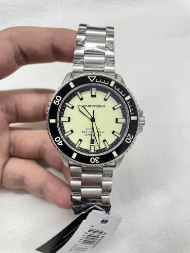 深海之光 无畏征途 Ar60083 阿玛尼42.5Mm机械潜水表 以专业姿态探索未知之境 全夜光字面+夜光刻度圈口，漆黑深海亦能清晰读时 白钢表壳表带搭配蓝宝石