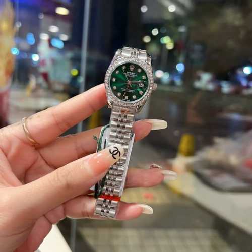 新款推荐钻圈 劳力士 28Mm精致小表螺旋后盖 女款钻面 爆款推荐 设计显出独特高贵优雅女神气质！316精钢搭配蝴蝶扣，不显浮华的风格广受女神喜爱，逐渐深刻人心