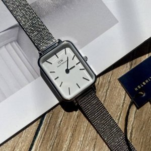 配盒 到货!到货!范冰冰代言新品上市!!纯原正品Daniel Wellington,新款Dw有货!全新设计小方形表盘,316精致表带,原装机芯,专柜对比无压力! 配盒 到货!到货!范冰冰代言新品上市!!纯原正品Daniel Wellington,新款Dw有货!全新设计小方形表盘,316精致表带,原装机芯,专柜对比无压力!