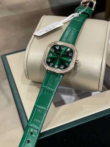 玫550怎么能少得了新装备呢 ~~ 现在下单即送一副表带和长条礼盒 数量有限 先下单先得 ~~ 它不仅是一款计时工具 更是时尚与品味的象征 用了12种篆刻工艺