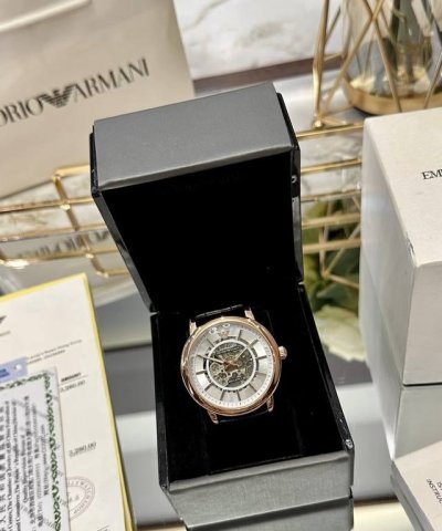 阿玛尼机械皮带男表到货Armani 表壳：316L精钢表镜：强化矿物质玻璃表带：316L精钢表扣：双按扣原装机芯 尺寸：45Mm缠绕于腕间的璀璨 释放意式优雅之