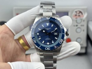 Factory康卡斯运动系列T腕表震撼来袭！官网同步！出道即巅峰！超级精品！欢迎品鉴！ 1全新腕表具有同样炫酷的设计和实用的功能，搭配绿色、黑色、蓝色盘面色彩选