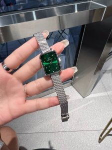 Dw 新品低调奢华女款，钻面小方表 石英机芯，合金材质与白金电镀，整体质感和气质都变了，精致感upup搭配小巧壳形，上手效果完美！尺寸26Mm双按扣 牛皮表带