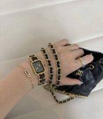 迷人的旧时光 小香中古风方糖手表 质感高级还带着从容感 可盐可甜的法式情怀是这款手表的关键词。