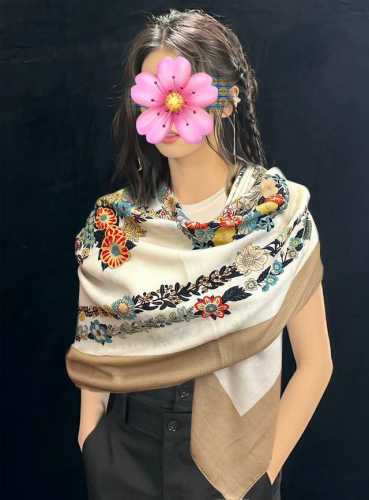 爱马仕 Zg同步 今年的新款，我就不推荐了回头分享一下部分复刻款的老款信息资料供大家参考 Rondsdemarch [月亮]一条来自丝巾羊绒丝方巾也不知道是马元