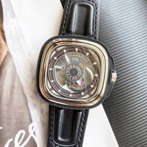 支持香港、美国直邮 七个星期五sevenfriday Sf-P3C 01系列 搭载进口miyota82S5机械机芯 专柜同步 具有24小时指示表盘，日夜清晰显示