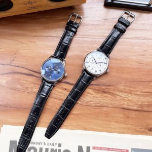 银 金 万国 Iwc 精品男士腕表，四针分离，技艺精湛，独具匠心，尊贵大气，绅士风范。采用全自动机械机芯，顶级316精钢表壳，进口小牛皮表带，矿物质超强镜面，尺