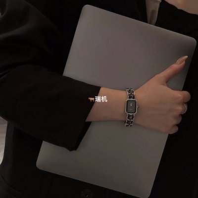 中古方糖香奈儿Chanel Premiere系列腕表，表径：26.1X20毫米 表壳材质：精钢，底盖: 内侧鱼鳞纹 表带材质：精钢牛皮 瑞士石英机芯，不分尺寸，