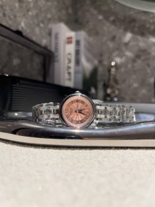 皮 钢带 钻30 天梭嘉丽小美人系列，整体非常简洁，26Mm的表盘很精致小巧，厚度刚刚好！不愧是小美人～戴起来也是非常好看的～值得入手手表之一。