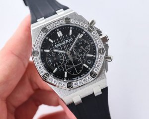 统一价： 品鉴最新皇家橡树离岸系列计时石英腕表 A.P-爱彼皇家橡树离岸型系列，今年对于色彩的运用，表盘饰以Lady Tapisserie格纹装饰，呈现出更强的