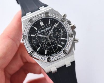统一价： 品鉴最新皇家橡树离岸系列计时石英腕表 A.P-爱彼皇家橡树离岸型系列，今年对于色彩的运用，表盘饰以Lady Tapisserie格纹装饰，呈现出更强的