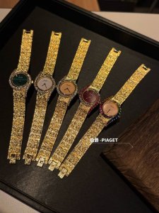 piaget Limelight Gala precious 手表 26毫米直径，镶嵌钻石，璀璨耀眼。雕刻的表链和表盘，体现了伯爵对工艺和艺术的热爱 标志性的