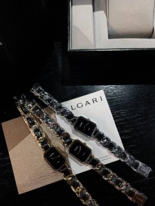 全新香奈儿Premiere 腕表，尺寸28.1X20毫米，表厚7.65毫米，精钢表壳镀黄K金，黑色漆面表盘，表冠镶嵌凸圆形缟玛瑙，石英机芯，时、分显示，精钢链带