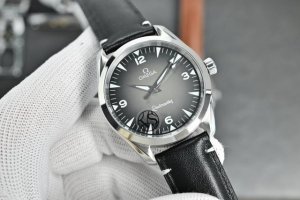 大三针，皮带 -钢带 两针半，皮带 -钢带2210 2025 新款欧米茄 Railmaster 铁霸腕表采用了与海马系列 Aqua Terra 相同的 38 毫