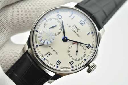 Zf Iwc万国 葡萄牙系列7天动能机械腕表 型号Iw500713。Iwc葡萄牙系列诞生于20世纪30年代，设计堪称典范，不仅尺寸醒目，更饰有简约的阿拉伯数字时 - 点击图像关闭