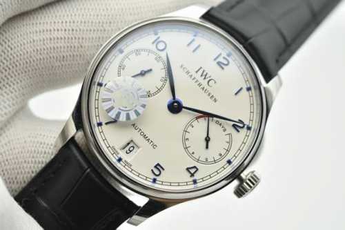 Zf Iwc万国 葡萄牙系列7天动能机械腕表 型号Iw500713。Iwc葡萄牙系列诞生于20世纪30年代，设计堪称典范，不仅尺寸醒目，更饰有简约的阿拉伯数字时