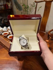 tw台湾厂出彩之作，名匠系列L2.909.4.78.3月相腕表压轴登场！简约优雅尽显从容气度！ 表壳 1.腕表尺寸40X12毫米。Tw不放过任何细节，一丝不苟的