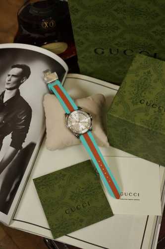 Gucci Dive 系列腕表全新亮相 男士机械表 防眩目蓝宝石玻璃 超强夜光 200M防水 316精钢表壳表带 经典三彩硅胶表带 表径~40Mm 中性款式 瑞