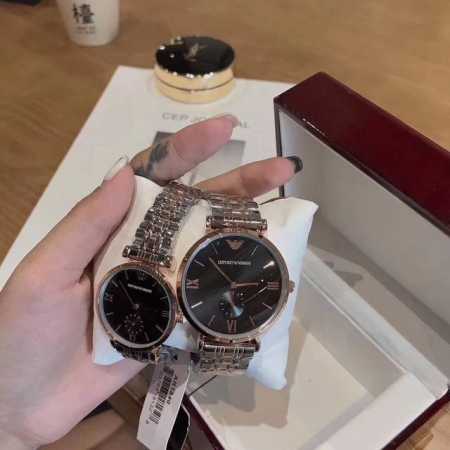 Armani 阿玛尼经典表简约时尚石英情侣对表 表盘直径：男40Mm 女32Mm，表壳表带材质;釆用316 精钢打造，机芯：原装进口石英机芯，走时精准，尽显时尚 - 点击图像关闭