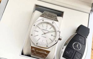 你们想要的高颜值又防水的手表它来了～皇家橡树Royal Oak系列自动机械机芯上手好看又百搭！#我要上热门手表 #我的最爱手表 #得物我要上热门的手表 #我们都