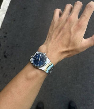 这款天梭的Prx超级玩家系列真的太帅了 DDD 方块型的表盘真的Hin百搭 DDD 穿搭起来也有层次感 DDD 是颜值与实力的象征 DDD 戴上它真的无需多言！