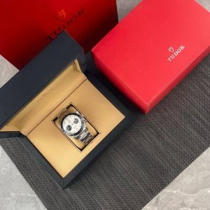 帝舵碧湾白熊猫盘计时腕表表径41Mm，自动机械，蓝水晶表镜。磨砂钢表带，已改Mt5813机，完美Fk！市面最高版本，保三年。成色全新，适合男性佩戴。官方认证，走