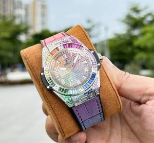钻圈 -满钻光面2150 金+50 字面满钻 -彩色钻2410 金+50 Ms Factory匠心出品 天生浪漫，尽展魅力 宇舶 恒宝 Big Bang“一键式
