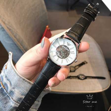 皮钢同价170 阿玛尼Armani 型号：Ar1945表壳：316L精钢表镜：强化矿物质玻璃表带：316L精钢表扣：双按扣尺寸：43Mm*13Mm动感燥白的镂空 - 点击图像关闭