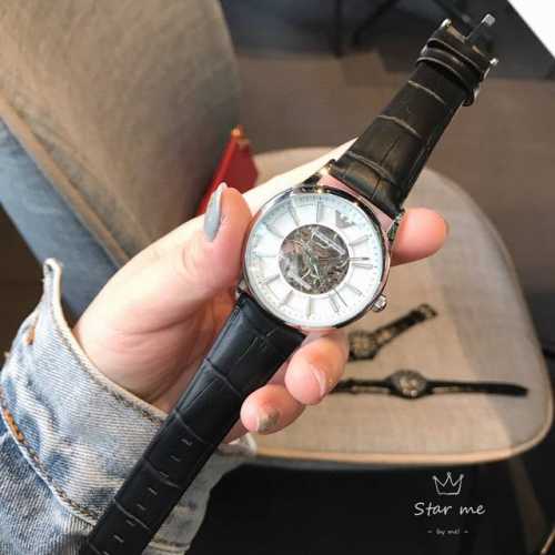 皮钢同价170 阿玛尼Armani 型号：Ar1945表壳：316L精钢表镜：强化矿物质玻璃表带：316L精钢表扣：双按扣尺寸：43Mm*13Mm动感燥白的镂空