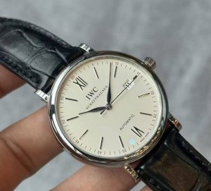 万国柏涛菲诺系列Iw356501，男士机械腕表，全套附件如图，2025 年06 月购入、已延保至2033 年，整表成色97新左右，万国红60白面银针款，走时精准