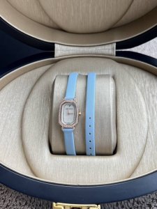 海瑞温斯顿 Harry Winston 印记 Emerald系列腕表 缤纷时光 因你而定格 缎面双圈表带将旑旎风情缠绕腕间 与耀眼钻石和珍珠贝母 共绽柔美光彩