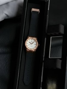 Hb 宇舶 恒宝经典融合系列！原版1：1开模打造 直径42Mm，耗时16个月，技术突破三大亮点：1表壳采用同正品一致的钢打造而成，此款乃抛光拉丝面，拉丝整洁细腻
