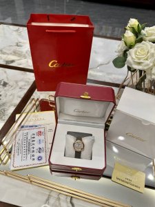 卡地亚蓝气球皮带强势回归，等了2个月才出货，在超长的品牌历史上制作出众多经典，比如腕表中的桑托斯Santos、坦克Tank这样的传奇系列。近几年卡地亚腕表最受欢
