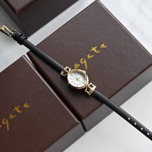原单agete阿卡朵爆款复古小手表 日本轻奢品牌1990年成立，中古表的领导者 时尚复古的彰显了中古表的所有不可复制的优势～ 经典中的必备品，Agete了解这个