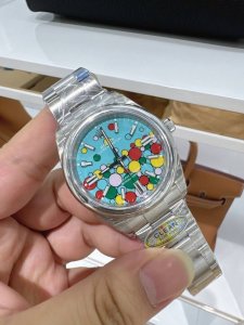 劳力士 Rolex 蚝式恒动41系列 Pl1 ①定制1:1一体机芯，品质稳定可靠； ②表壳：尺寸厚度与原装一致 ③字面：高光打磨字钉，顶级瑞士Bgw9夜光，冰蓝