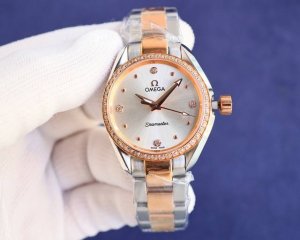 白金玫同价 ，钻壳 2024新款欧米茄海马女款，原装1比1，采用女款8520同轴机械机芯细节质量各方面更加完美，316精钢表壳表链，圆弧形双面防反光耐磨损蓝宝石