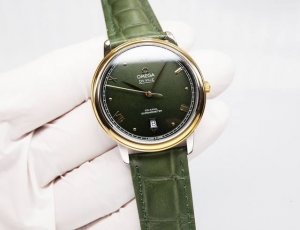 白皮 . 金20. 钢带30 欧米茄-碟飞系列-情侣对表！正品开模，字面与正品一致采用太阳纹，弧面时刻丁玻璃升级为高清拱型双卜蓝宝石玻璃 显示更清晰，防刮花 钢