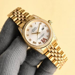 白钢带 ，金钢带 2025劳力士日志系列 女表优雅上市 ①：女装日志型采用904L不锈钢来锻造不锈钢腕表，表壳具备高抗腐蚀性。这种超合金不仅非常耐用且易于磨光，