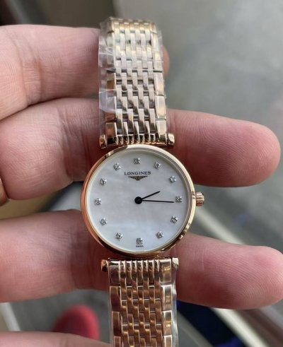 浪琴玫瑰金嘉岚经典石英女表 24毫米表盘 天然珍珠贝母盘面 Vs天然真钻石刻度 蓝宝石镜面 搭载浪琴L209瑞士原装石英机芯 底盖八位钢印身份证号4589020