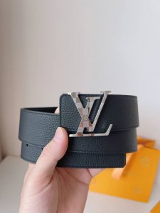 特 Lv 这款经典而又魅力恒久的腰带外型宽大，精品五金扣通过精工Cnc工艺更加精致完美；新款带扣和牛仔装相得益彰，彰显一派休闲气息。易搭配各类服饰；经典不过时。