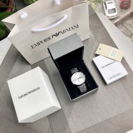 Armani 阿玛尼男表。男士必备！型号Ar1819、表盘40Mm 完美尺寸！作为最受欢迎的款式之一，就一定会有各种层出不穷的版本。表盘采用矿物质玻璃制作而成。 - 点击图像关闭