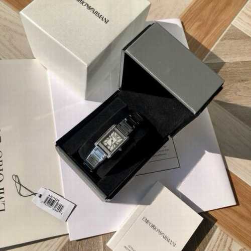 新款到 原厂阿玛尼Armani石英女式腕表 Ar11625 全新复古小方表系列 纤薄罗马表盘闪耀着莹润贝母光泽 宛如星光缠绕腕间 举手投足间展露灵动知性魅力 搭