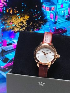 配盒 支持香港、美国直邮 Armani阿玛尼 型号：Ar11525 表壳：精钢、表镜：矿物质强化玻璃、表带：精钢、尺寸：32*8Mm 红色小牛皮表带 鳄鱼纹路